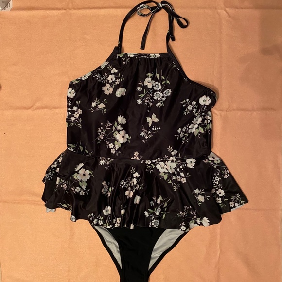 Sweet Floral print Halter Tankini with Peplum Black Bottoms - Picture 4 of 16